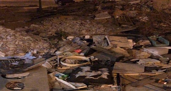بالفيديو.. تراكم مخلفات مبنى وأثاث تالف في ممر منذ 6 أشهر بمكة