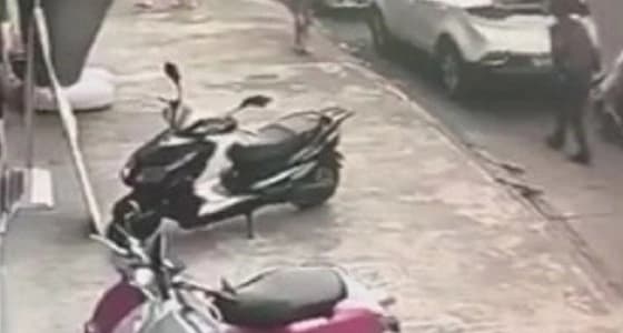 بالفيديو.. شاب يلقن فتاة درساً قاسياً ورد فعل صادم للأخيرة