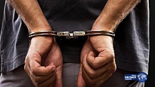 الإطاحة بثلاثة مواطنين سرقوا محلا وأحرقوه فى حفر الباطن