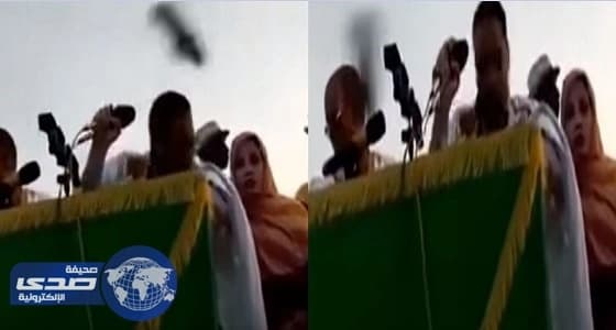 بالفيديو.. موريتاني يقذف وزير المالية بحذائه على طريقة منتظر الزايدي وبوش