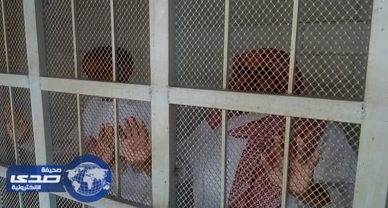 فيديو مروع لطفلة مٌعلقة من رقبتها بالدور الرابع