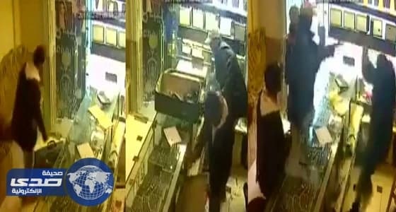 بالفيديو.. عامل يخالف الشروط الصحية وينفخ في أكياس الطعام