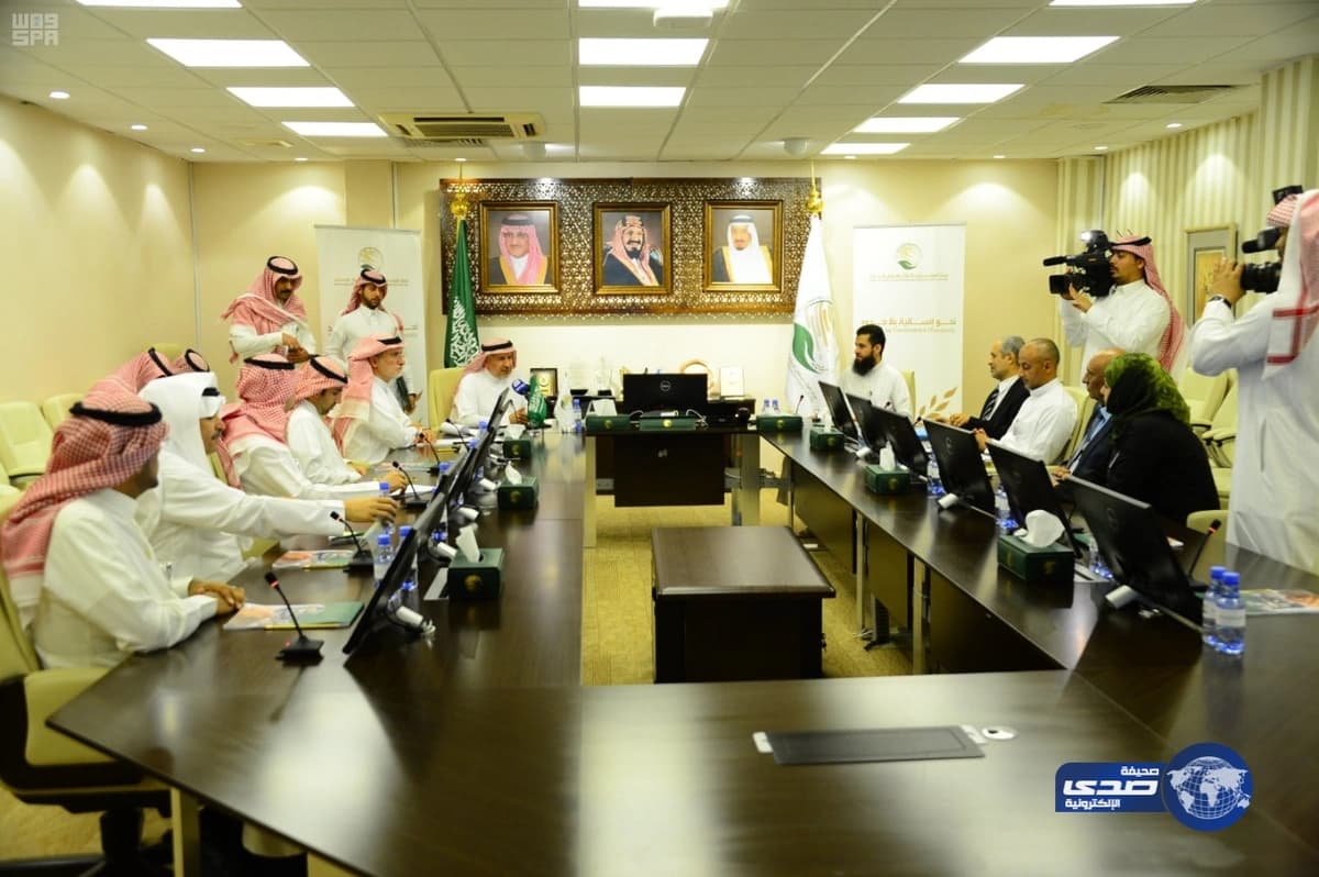 الدكتور الربيعة يوقع تمديد عقد علاج المرضى والجرحى اليمنيين مع أحد مستشفيات عدن