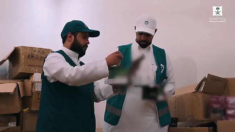 مداهمة مصنع سري لتزوير منتجات التبغ داخل فيلا شمال الرياض..فيديو