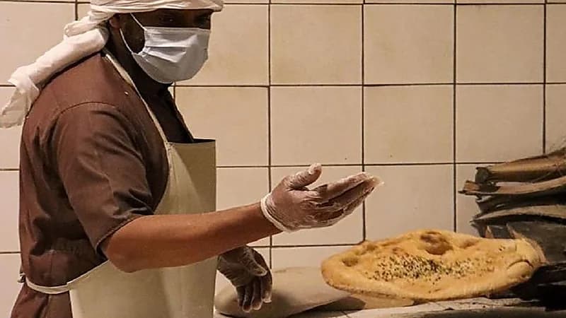 مواطن يترك الطب ويعمل خبازًا في الأحساء