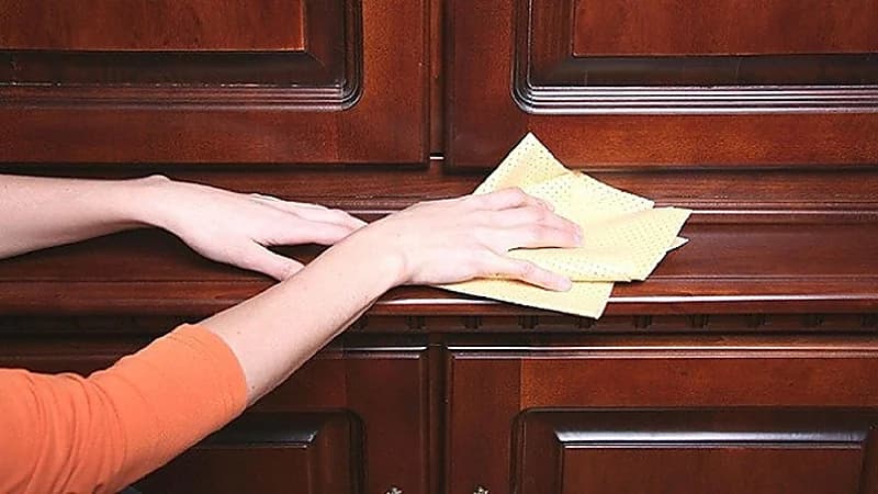 3 طرق سهلة لتنظيف الأثاث الخشبي وتلميعه