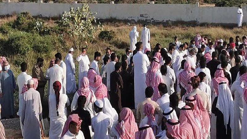 صور.. لحظة تشييع جثمان المواطن المتوفى جراء المقذوف الحوثي بجازان
