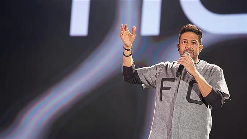 بالفيديو.. جوال أحد المشاهدين يصطدم برأس محمد حماقي خلال حفله بجدة