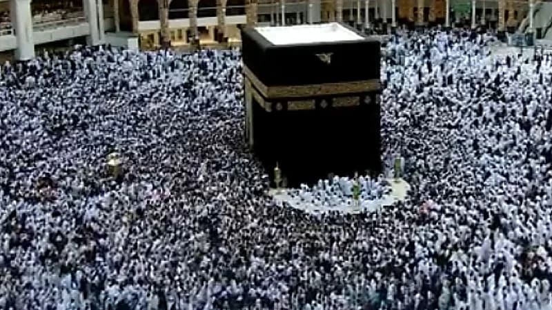 بالفيديو.. حشود غفيرة من المعتمرين في صحن الطواف في آخر جمعة من شعبان