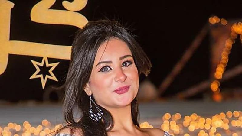 مذيعة تحتفل بحصولها على حكم خلع من زوجها