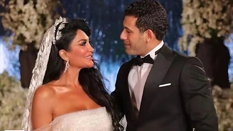 شاهد.. سالي عبد السلام تؤدي العمرة مع زوجها في شهر العسل