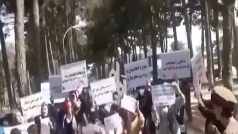 شاهد.. نساء كابل يطالبن بفتح مدارس البنات المغلقة