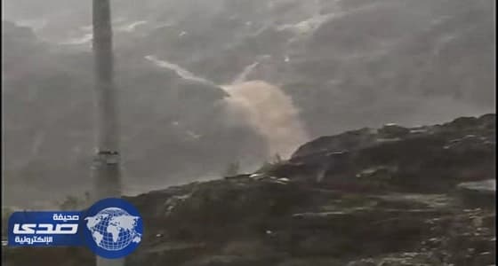 بالفيديو.. أمطار وشلالات غرب محايل عسير