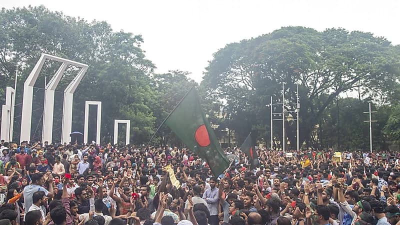 متظاهرون غاضبون يهاجمون تمثال والد رئيسة وزراء بنغلاديش الشيخة حسينة.. فيديو