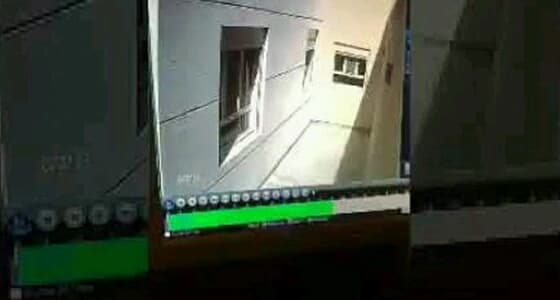 بالفيديو.. لص يقتحم منزلا في وضح النهار لسرقته