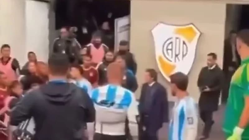 لحظة اشتباك ميسي  مع لاعب فنزويلا.. فيديو