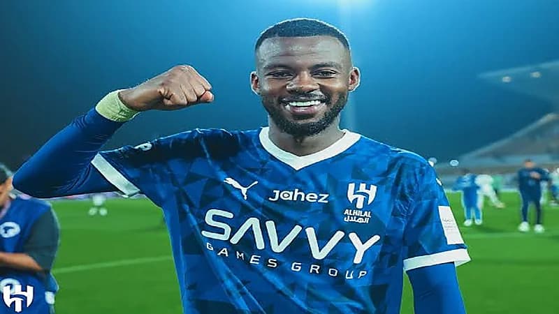 تمبكتي يؤدي العمرة قبل انطلاق معسكر الهلال الخارجي.. صور