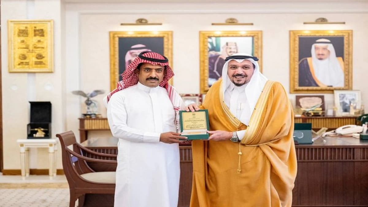 أمير القصيم يُكرّم مواطن لإنقاذه الأرواح من مركبة مشتعلة بمركز القوارة .. فيديو