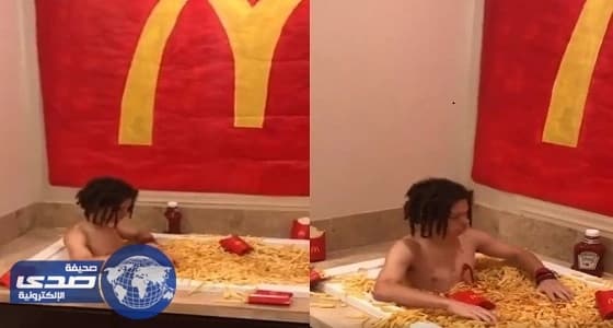 بالفيديو.. مراهق يعبر عن عشقه للبطاطس بطريقة صادمة