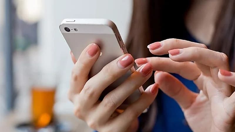 بالفيديو .. علامة تظهر على مستخدمي الهاتف تنذر بوجود مشكلة صحية