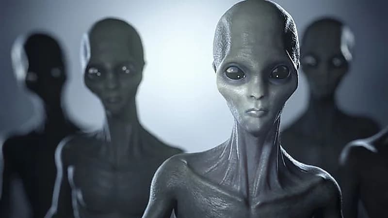 رجل يزعم أن الفضائيين اختطفوه وذرعوا رقاقة نانوية في ذراعه