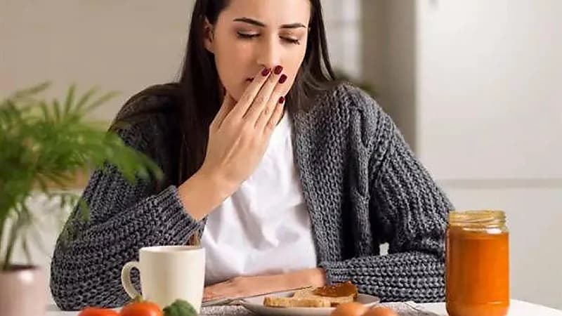 طرق مدهشة تقضي على الشعور بالغثيان بعد الأكل
