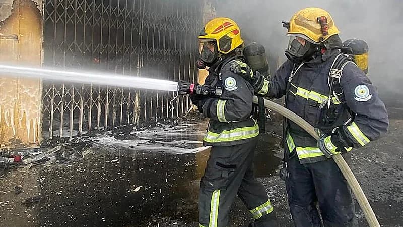 إخماد حريق في محال تجارية بحي الرمال.. صور