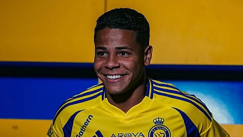 الرائد يسعى لضم محترف النصر