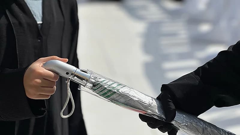 توزيع مظلات على قاصدات البيت الحرام لحمايتهن من الشمس