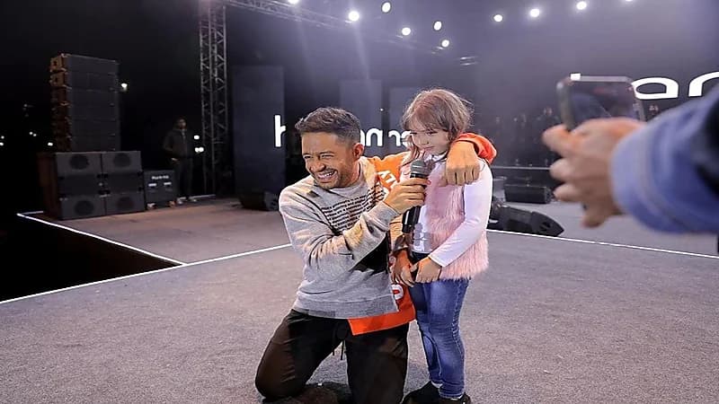 شاهد.. غناء حماقي مع طفلة على المسرح