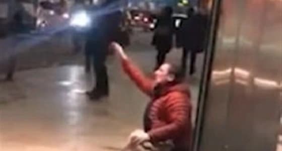 بالفيديو.. رد فعل صادم لمتسول مع مارة رفضوا مساعدته