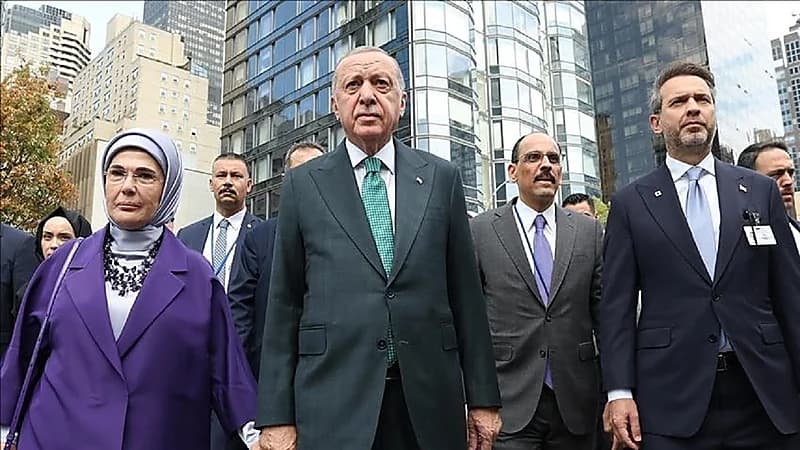 شرطة نيويورك تمنع أردوغان من عبور الشارع لمرور موكب ترامب.. فيديو