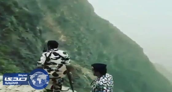 بالفيديو.. «المجاهدون» تقبض على مهربين بعد استهدافهم بأعيرة نارية في جازان