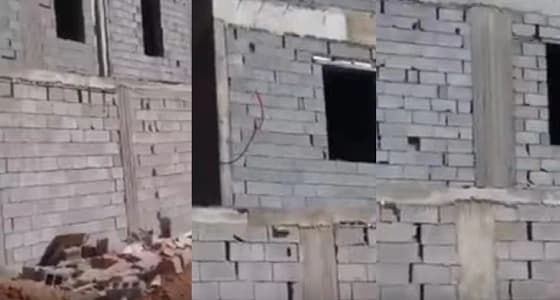 بالفيديو.. مواطن يحذر من فلل مبنية بطريقة غير فنية بالمدينة
