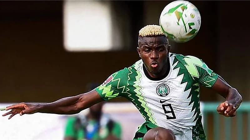 إصابة خطيرة لـ أوسيمين في مباراة نيجيريا ورواندا .. فيديو