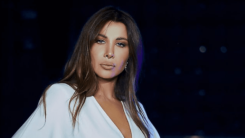 شاهد.. نانسي عجرم تفاجئ جمهورها بإطلالة جذابة 