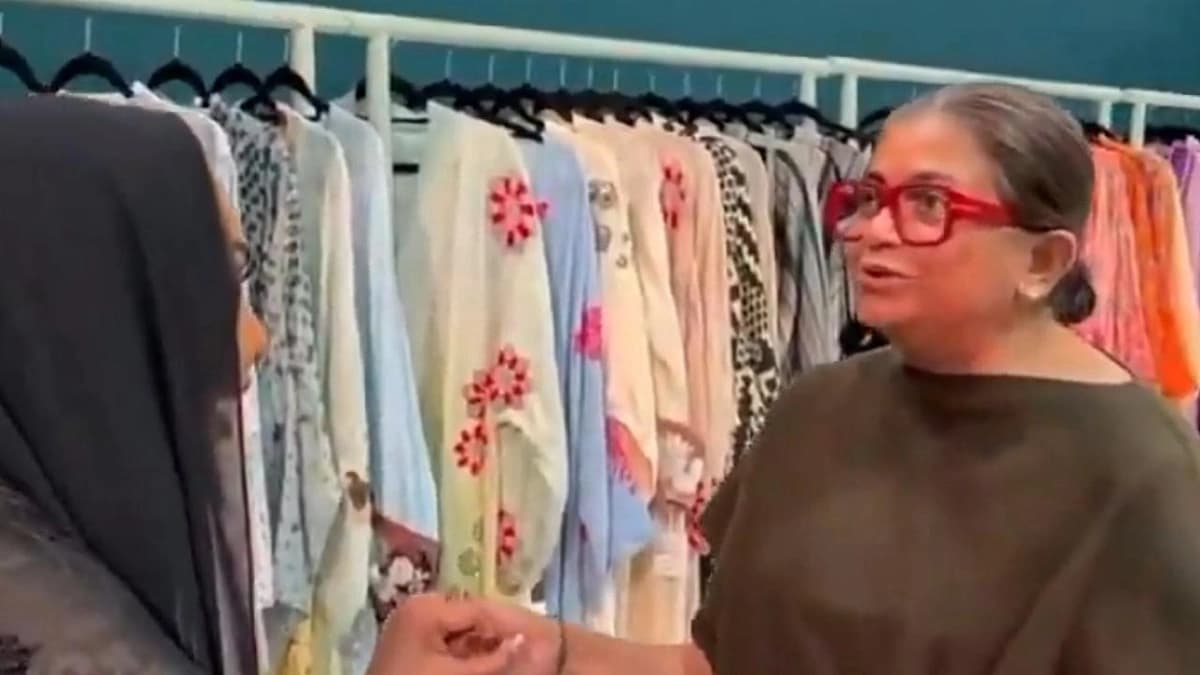 سيدة هندية تلتقي بأحلام وتغني مقطع من أغنية شهيرة لها.. فيديو