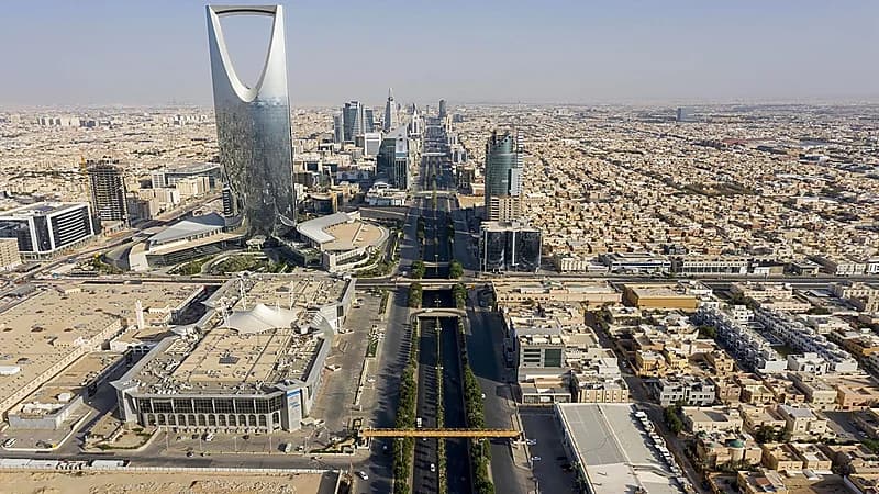اعتماد الدليل التنظيمي الشامل للوحات التجارية بالرياض