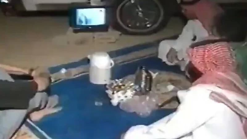 شباب سعوديون يشاهدون كأس العالم 1994 في البر .. فيديو