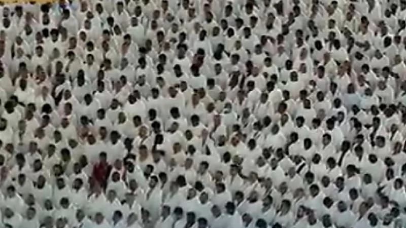 لقطات روحانية لجموع المصلين أثناء تأديتهم صلاة الفجر في الحرم المكي 