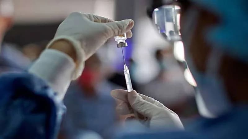 «الصحة» توضح مدى تأثير لقاح كورونا على المسحة