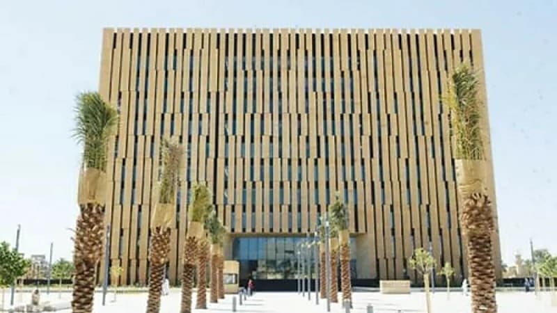 سجن قاضٍ سابق بمكة لإتهامه بالسب وإقامة علاقات محرمة