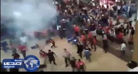 ماليزيون يقذفون مهاتير محمد بالأحذية والكراسي