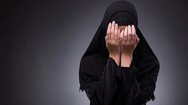 فيديو..قصة سيدة حرمت أطفالها من التعليم خوفاً من أن يخطفهم طليقها