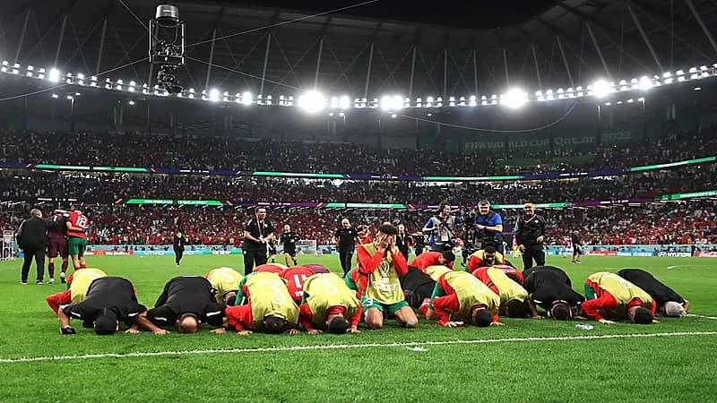 شاهد . سجود جميع أعضاء منتخب المغرب بعد التأهل لربع نهائي المونديال