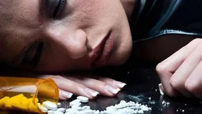  3طالبات يحاولن إنهاء حياتهن