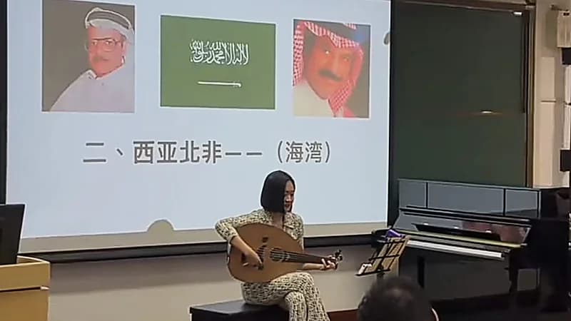 أصداء عود عبادي الجوهر تسحر طلاب الموسيقى الصينيين .. فيديو