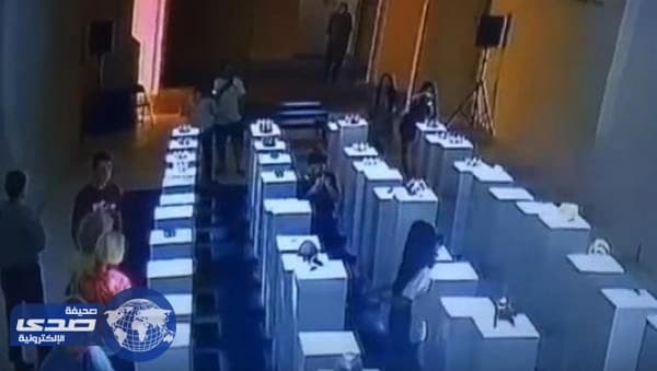 بالفيديو.. فتاة تخسر 200 ألف دولار لمحاولتها التقاط سيلفي