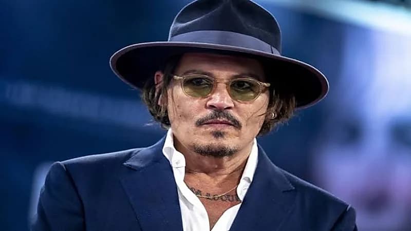 بالصور.. جوني ديب يثير التكهنات بالظهور مع فتاة شقراء