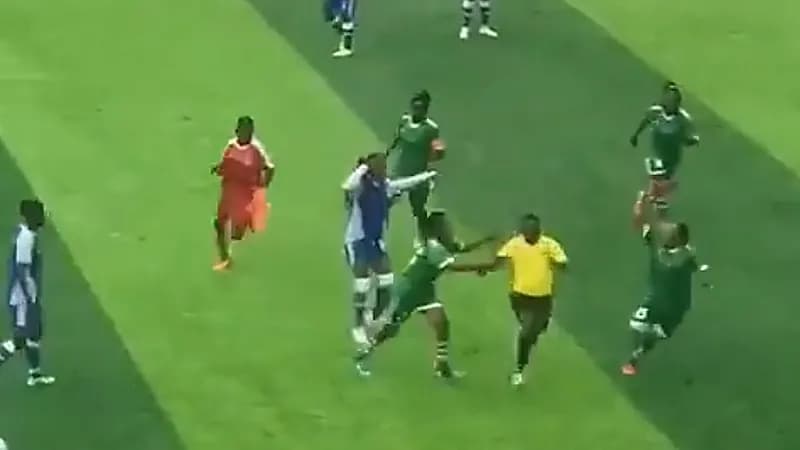 شاهد .. اعتداء لاعبات على الحكم في مباراة كرة قدم نسائية